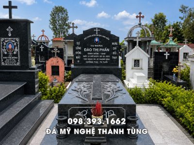 Mẫu Mộ đá Công giáo nguyên khối bằng đá xanh rêu Thanh Hóa